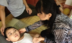 Chung tay ủng hộ cháu bé bị gã tâm thần đánh nguy kịch