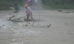 Miền Trung: Mưa tầm tã, người dân hối hả chống bão