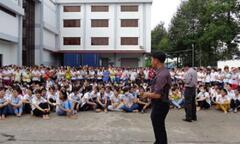 Hàng nghìn công nhân nghỉ việc đòi tăng lương