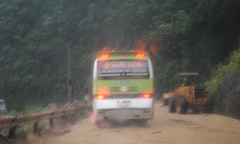 Video: Sạt lở, hàng trăm du khách bị mắc kẹt tại biên giới