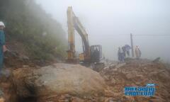 Ảnh: Quá trình thông xe trên QL8A trong mưa lũ