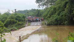 Huy động những thợ lặn tốt nhất cho vụ “xế” 7 chỗ bị lũ cuốn