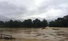 Cứu con bất thành, bố bị dòng lũ xiết cuốn trôi