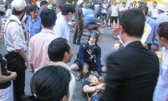  Băng qua đường, 1 du khách tây bị 2 xe máy tông