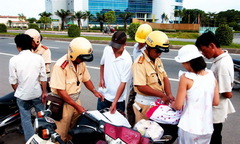 Hà Nội: Một tháng tước gần 5.000 giấy phép lái xe