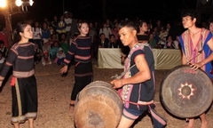 Giao ba bộ Cồng chiêng cho buôn Núi dân tộc Êđê