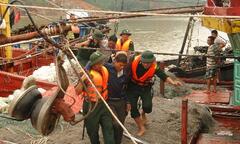 Biên phòng Hà Tĩnh: Cứu 40 người mắc kẹt trong mưa bão