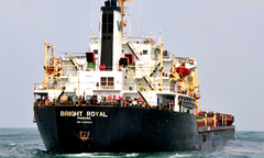 Dầu tràn dày đặc vùng biển Lý Sơn