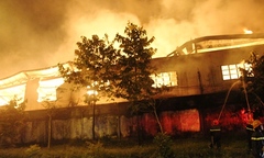 Cháy rụi kho gỗ 1.000m2 trong đêm