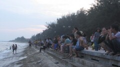 3 khách du lịch bị sóng biển cuốn trôi