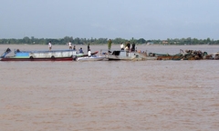 Liên quan đến  "cát tặc ", một chủ tịch huyện bị đình chỉ công tác