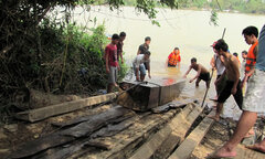 Thu giữ lượng gỗ lậu lớn dưới sông Bến Hải