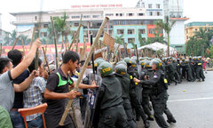 Diễn tập đánh bắt “khủng bố” trong mưa