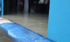 TP.HCM: Vỡ tường bao gây ngập lụt hơn 20 hộ dân