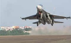 Những máy bay hiện đại ngày đêm canh biển, trời