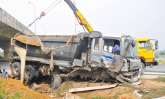 Hà Nội: Xe tải lật nghiêng trên đại lộ Thăng Long 