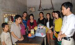 Những hình ảnh cảm động với dân nghèo vùng lũ