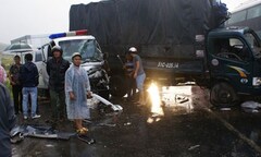 Xe tải đâm vỡ đầu xe công, một công an tử vong