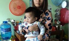 Phụ huynh hoảng hốt khi con bị gãy 2 chân từ nhà trẻ về