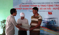 Tặng tàu cá hơn 5 tỷ cho ngư dân Lý Sơn