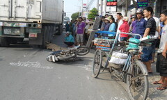 Va quẹt với xe xích lô, bị xe đầu kéo cán chết