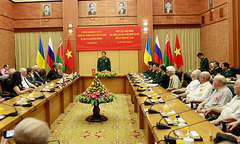 Bộ trưởng Bộ Quốc phòng tiếp các cựu chiến binh Xô Viết