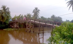 Tránh xe chạy ngược chiều, một thiếu niên rơi xuống kênh tử vong