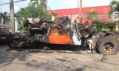 Xe đầu kéo tông giải phân cách rồi bốc cháy dữ dội