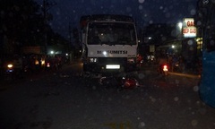 Va chạm với xe tải: Cha chết, con nguy kịch