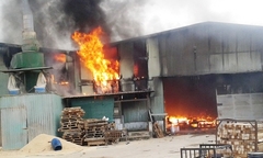 Hỏa hoạn thiêu rụi xưởng gỗ ở Bình Dương