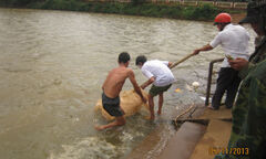 Phát hiện xác chết đang phân hủy tại cửa xả lũ 