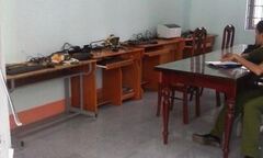 Nhốt giáo viên,  "khoắng " sạch dàn máy vi tính