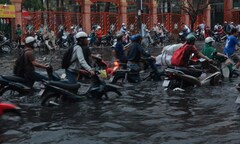 Triều cường dâng cao, TP. HCM lại ngập trong biển nước