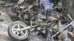 Đổ xăng gần bếp lửa, xe máy bị thiêu rụi