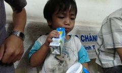 Giải cứu thành công cháu bé 3 tuổi bị cậu ruột tra tấn, bắt đi ăn xin 