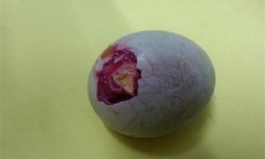 Xuất hiện trứng vịt màu đỏ máu bất thường