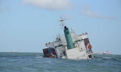 Đâm nhau trên biển, tàu chở 700 container bị chìm