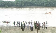 Lật thuyền hai mẹ con cuốn trôi theo dòng nước lũ