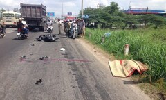 Bé gái khóc ngất, chứng kiến mẹ bị cán chết thảm 