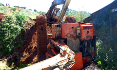 Máy xúc lộn nhào đè chết tài xế