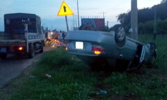 Bí thư, chủ tịch xã thoát chết trong chiếc ô tô lật ngửa