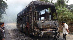 Xe khách cháy rụi, 30 người thoát chết