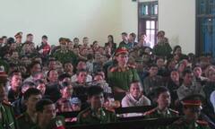 Hoãn phiên toà vì nghi điều tra viên mớm cung