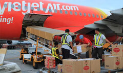 Chuyến bay chở 7 tấn hàng cứu trợ đến Philippines