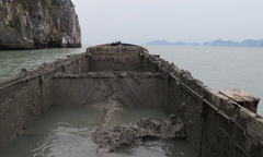 Bắt quả tang 2 tàu đổ bùn thải xuống vịnh Hạ Long