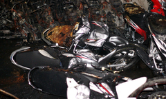 Hỏa hoạn trong đêm, hơn 20 xe máy bị thiêu rụi	