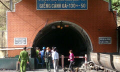 Đứt dây tời, 7 thợ lò bị rơi xuống giếng than