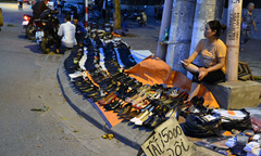 Đổ máu giành “đất vàng” vỉa hè Hà Nội làm ăn