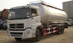 Quảng Ninh: Xe bồn chở xăng tông xe máy khiến 2 người bị thương nặng