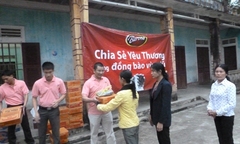 100 suất quà chia sẻ khó khăn với người dân vùng lũ Hà Tĩnh